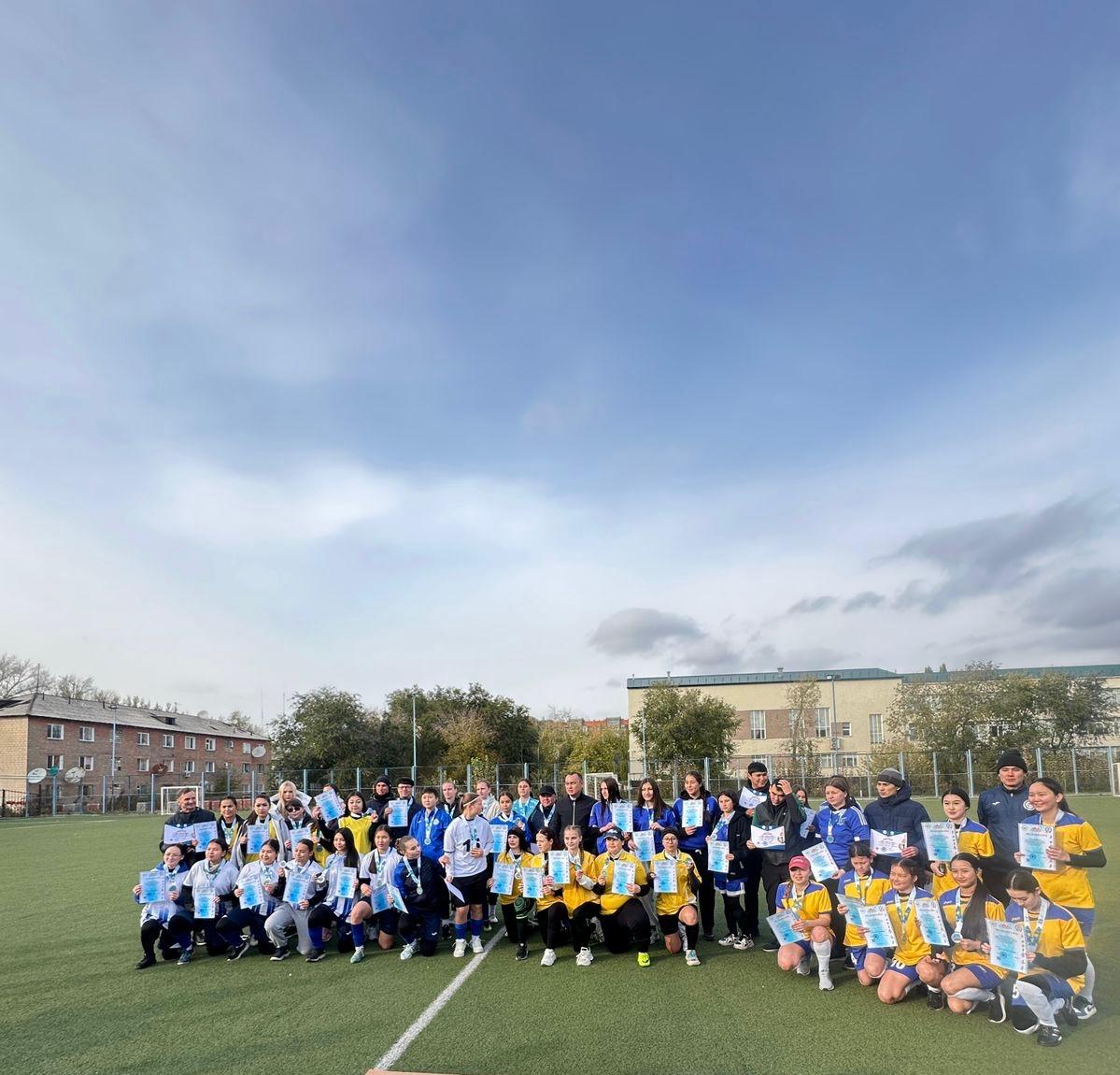 Read more about the article 2025 жылғы 7–10 қазан аралығында Павлодар медициналық жоғары колледжінің стадионында колледждердің 1-лига (қыздар) арасындағы облыстық футбол турнирі өтті. Жарысқа 8 команда қатысты. Турнир қорытындысы бойынша Павлодар медициналық жоғары колледжінің құрама командасы 3-орынға ие болды.